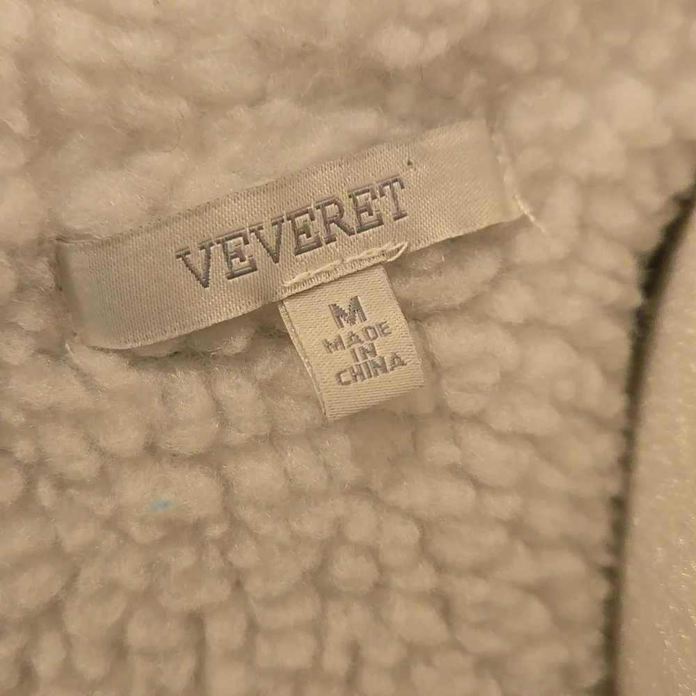 Veveret Southwestern Patterned Vest with Sherpa Lining - Picture 7 of 8
